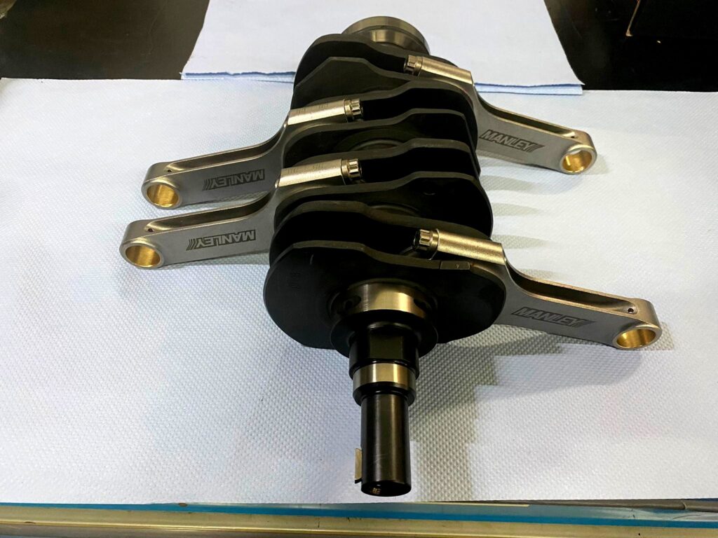 EJ20 W20C Kurbelwelle mit hochwertigen Manley Schmiedepleueln für standfesten Performance-Motoraufbau