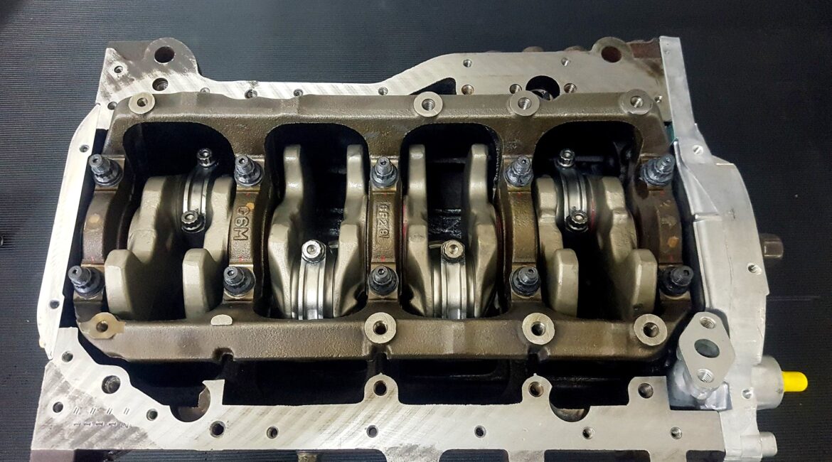 Unterseite des Mitsubishi EVO Motorblocks mit montiertem Kurbeltrieb während des Neuaufbaus