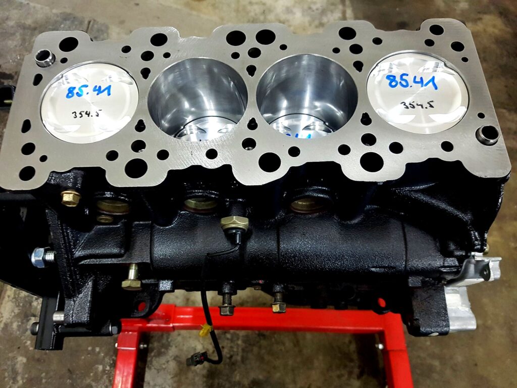 Mitsubishi EVO Motorblock mit montierten Kolben während der präzisen Motorrevision