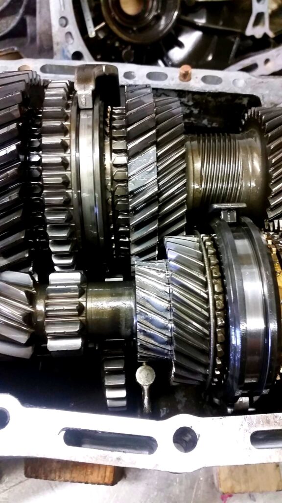 Detailansicht von Zahnrädern und Synchronringen während einer Getriebe-Revision