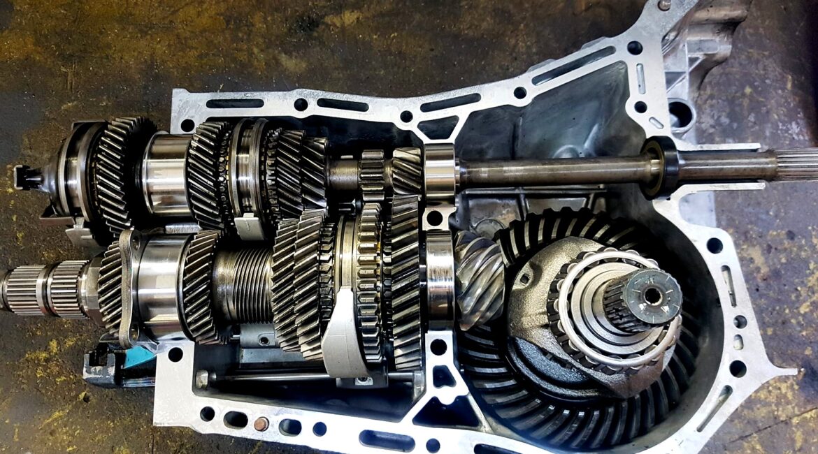 Geöffnetes Subaru WRX STI 6-Gang Getriebe – Revision Schaltgetriebe mit Zahnradsätzen und Differential während der Revision