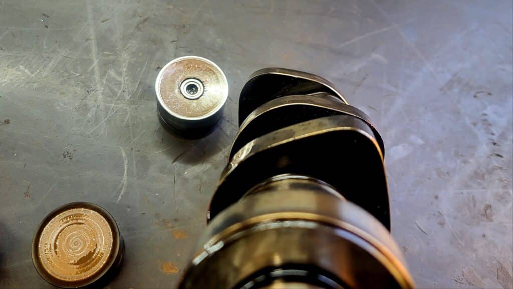 Nockenwelle und Hydrostößel aus dem Ventiltrieb eines VW Touareg 2.5 R5 TDI Motors mit sichtbaren Verschleißspuren