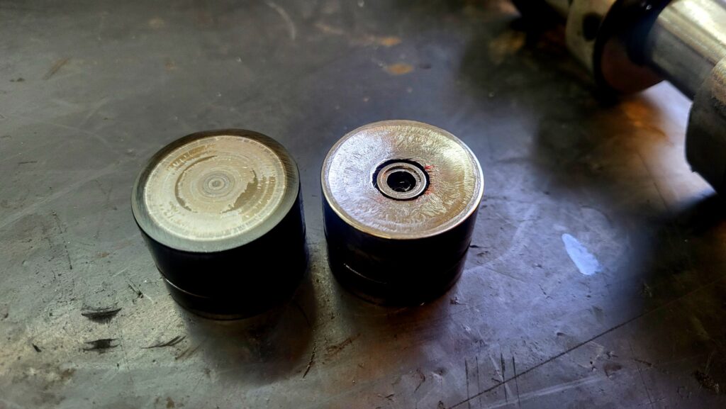 Verschlissene Hydrostößel aus dem Ventiltrieb eines VW Touareg 2.5 R5 TDI Motors als Ursache für Leistungsverlust